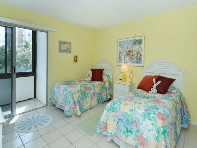 Crescent Beach 75 Yards Away From this Great Condo